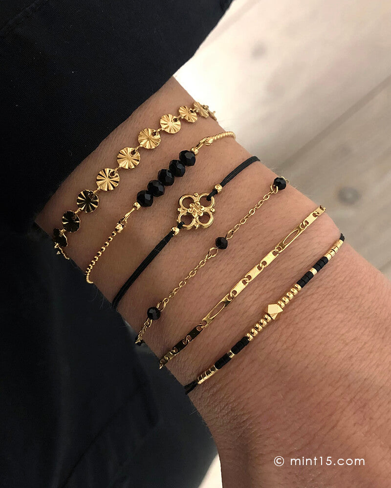 Ornament armbandje met zwarte koordjes