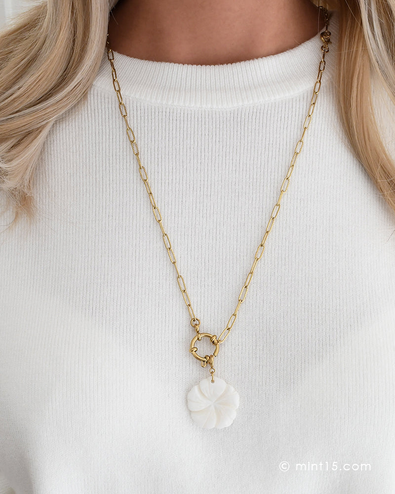 Ketting met witte bloem bedel